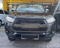 Toyota Hilux 2021+ Uyumlu Yedek Parça Panjur Gri Logolu
