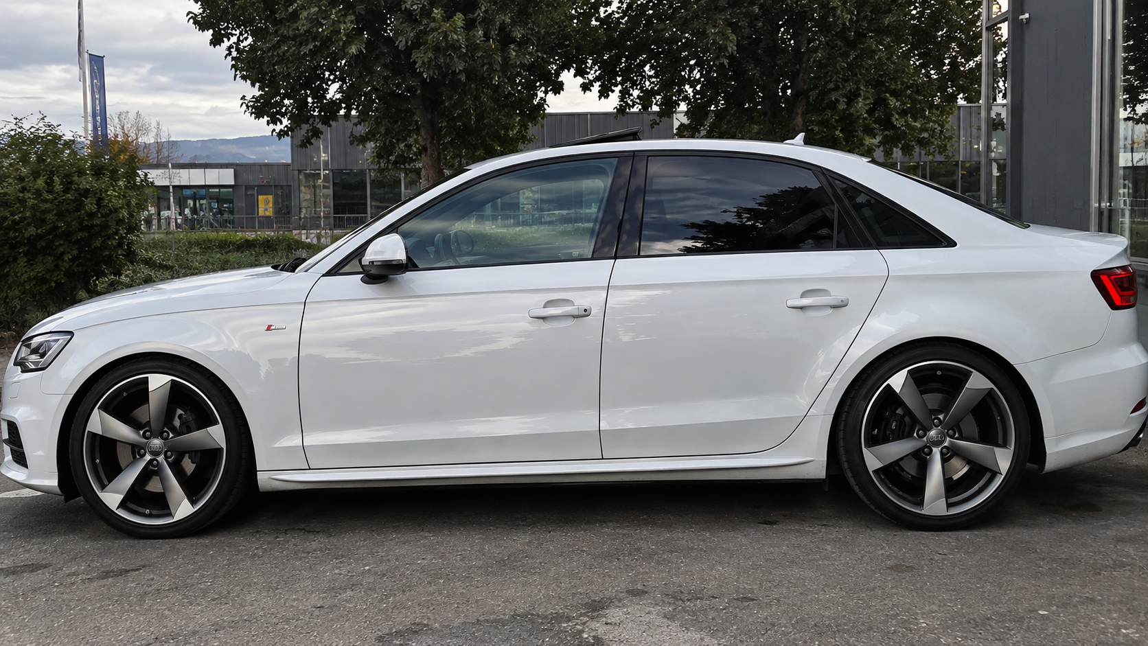 Audi A4 S - Line Uyumlu Yan Marşpiyel Boyasız Fiber
