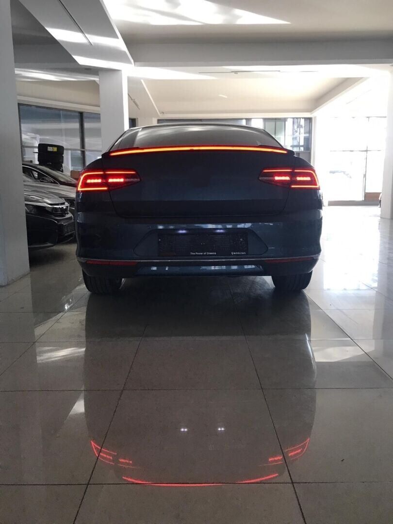 Volkswagen Passat Uyumlu B8 İçin Uyumlu Led Spoiler (Piano Black)