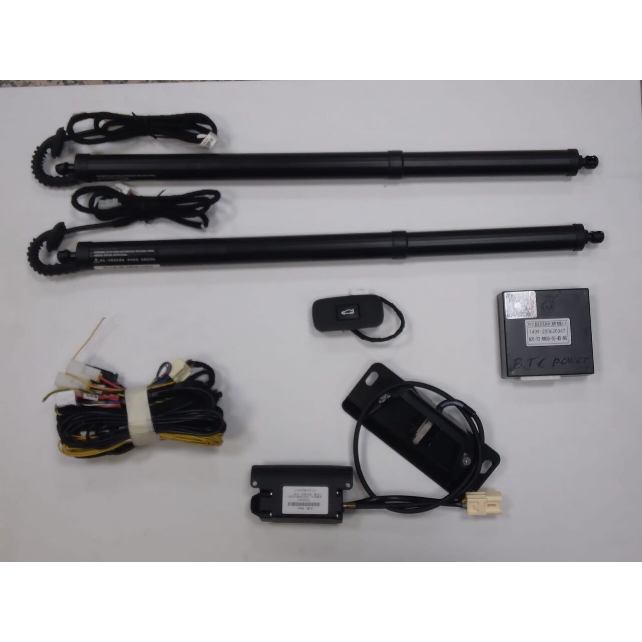 Volvo XC40 2020+ Uyumlu Çift Motor Otomatik Bagaj Açma