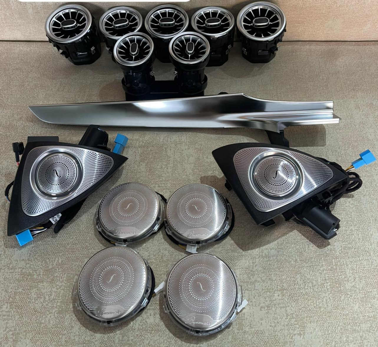 Mercedes W205 Işıklı Ön Arka Havalandırma Torpido Göğüs Çıta Işıklı Kolon Kapak 3D Tweeter 3 Renk (4 Parça)